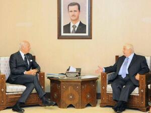 وزير الخارجية السوري وليد المعلم (يمين) خلال لقائه دي ميستورا في دمشق
