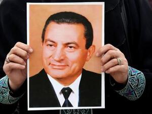 امراة مصرية تحمل صورة للرئيس الأسبق حسني مبارك