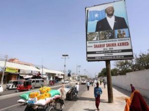 ملصق دعائي لأحد المرشحين للرئاسة الصومالية في أحد شوارع مقديشو
