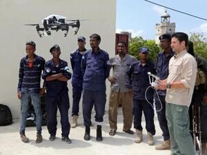 أمريكي يدرب ضباطا بالشرطة الصومالية على استخدام طائرة بدون طيار في مقديشو 
