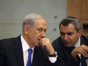 رئيس الوزراء الاسرائيلي بنيامين نتنياهو يسار