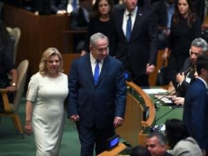 رئيس الوزراء الاسرائيلي بنيامين نتانياهو وزوجته سارة لدى وصولهما لحضور الجلسة الافتتاحية للجميعة العامة للامم المتحدة في نيويورك

