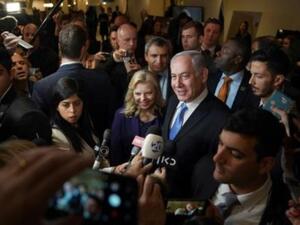 نتانياهو وزوجته ساره يتحدثان الى الصحافة خلال معرض اقيم في مقر الامم المتحدة حول تاريخ اليهود في القدس

