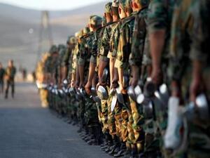 مجندون بجيش سوريا الجديد المدعوم من الولايات المتحدة يحملون أطباقا قبل تناول وجبات الإفطار في معسكر تدريب بدمشق

