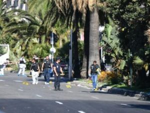 محققون في موقع الاعتداء في نيس