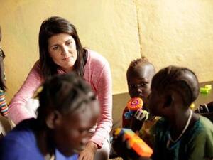 السفيرة الأمريكية لدى الأمم المتحدة نيكي هيلي مع أطفال لاجئين من جنوب السودان في مخيم بجامبيلا بغرب إثيوبيا يوم الثلاثاء

