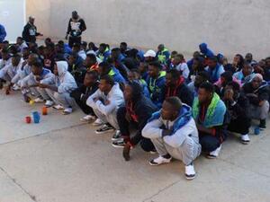 مهاجرون من النيجر ينتظرون قبل أن تقوم السلطات الليبية بترحيلهم في مصراتة بليبيا
