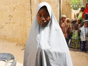 تسلقت حسنة محمد البالغة 13 عاما سياجا للهرب من هجوم مشتبه به لجماعة بوكو حرام الجهادية على مدرسة في دابشي في شمال شرق نيجيريا

