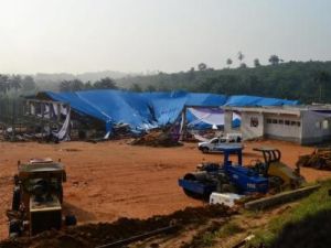 معدات في موقع الكنيسة المنهارة في نيجيريا
