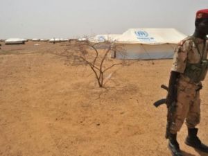 جندي يحرس مخيما للاجئين في منطقة تيلابيري غرب النيجر
