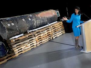 السفيرة الأمريكية لدى الأمم المتحدة نيكي هايلي عرضت ما قالت إنه “صاروخ إيراني الصنع″
