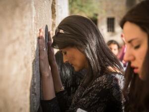 سفيرة الولايات المتحدة في مجلس الامن نيكي هيلي تصلي امام حائط البراق المعروف عند اليهود بحائط المبكى في القدس
