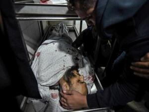 جثمان القيادي في كتائب القسام نور بركة في مشرحة مستشفى في خان يونس في جنوب قطاع غزة
