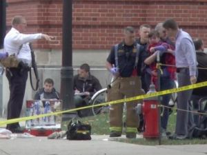 مسعفون في موقع هجوم جامعة أوهايو 
