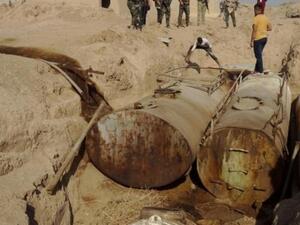 قوات عراقية تشرف على عملية نبش خزانات نفطية كان يستخدمها تنظيم الدولة الاسلامية تحت الارض جنوب غرب الحويجة في شمال العراق
