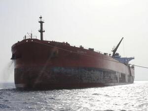 ناقلة نفط قبالة ميناء راس لانوف النفطي في ليبيا
