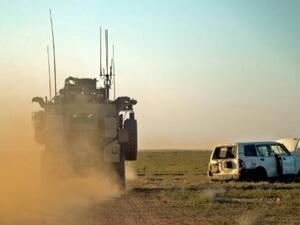 آلية عسكرية تابعة لقوات سوريا الديموقراطية أثناء عملية لطرد جهاديي تنظيم الدولة الإسلامية من منطقة الباغوز في محافظة دير الزور في شرق سوريا
