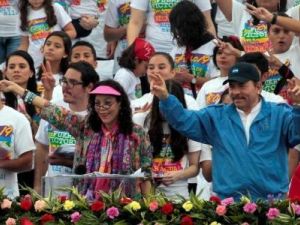 دانييل أورتيغا رئيس نيكاراغوا وزوجته روزاريو موريللو

