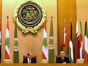 الامين العام لجامعة الدول العربية احمد ابو الغيط (يمين) والى جانبه الرئيس اللبناني ميشال عون في القاهرة
