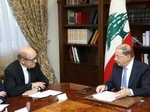 الرئيس اللبناني ميشال عون (يمين) مستقبلا وزير الدفاع الفرنسي جان ايف لودريان في قصر بعبدا

