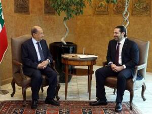 الرئيس اللبناني ميشال عون يلتقي برئيس الوزراء سعد الحريري قبل اجتماع للحكومة بقصر الرئاسة في بعبدا يوم الأربعاء
