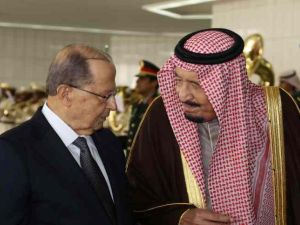 ميشال عون (يسار) مع الملك سلمان بن عبد العزيز