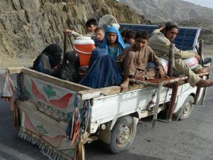 نزوح مئات الأسر الأفغانية نتيجة نيران باكستانية عبر الحدود
