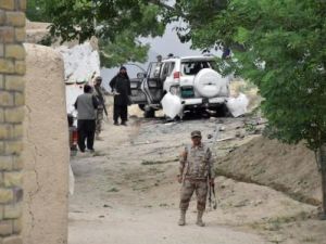 جنود ومسؤولون امنيون بموقع انفجار استهدف موكب نائب رئيس مجلس الشيوخ في إقليم بلوخستان الباكستاني

