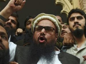 رجل الدين المتشدد حافظ سعيد يتحدث إلى الصحافيين خارج محكمة في باكستان عقب الأمر بإطلاق سراحه
