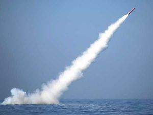 باكستان تطلق أول صاروخ قادر على حمل رؤوس نووية من على غواصة
