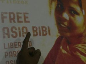 بوستر يحمل صورة اسيا بيبي مع شعار يطالب باطلاق سراحها

