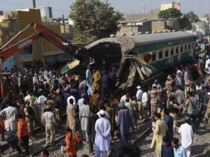 21 قتيلا في تصادم قطارين في باكستان