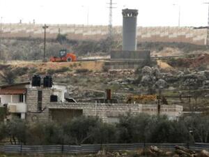 منزل عائلة جمعة قرب الجدار الاسرائيلي في الضفة الغربية
