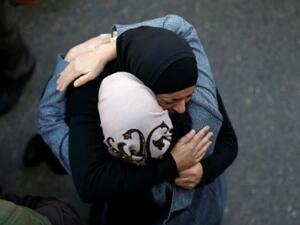 سيدتان تتبادلان العزاء اثناء جنازة الشاب الفلسطيني احمد الخروبي في رام الله بالضفة الغربية المحتلة 
