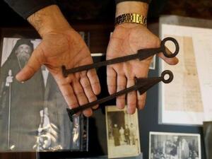 أديب جودة يعرض مفتاحين لكنيسة القيامة
