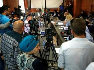 رئيس هيئة شؤون الاسرى الفلسطينية عيسى قراقع (وسط) خلال مؤتمر صحافي في رام الله 
