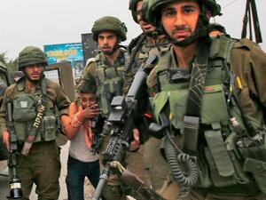 جنود اسرائيليون يعتقلون بوشحية طفلا فلسطينيا