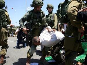 جنود إسرائيليون يعتقلون فلسطينيا خلال تظاهرة تضامن مع المعتقلين الفلسطينيين المضربين عن الطعام في سجون إسرائيل

