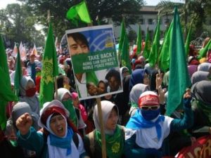 اندونيسيون يتظاهرون ضد رئيس الحكومة البورمية اونغ سان سو تشي في باندونغ

