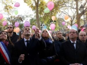 عمدة باريس اني هيدالغو، الرئيس الفرنسي ايمانيول ماكرون وزوجته بريجيت والرئيس الفرنسي السابق فرانسوا هولاند يطلقون بالونات ملونة تكريما لضحايا اعتداءات باريس

