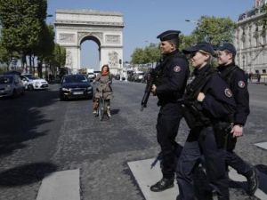 عناصر من الشرطة الفرنسية في شارع الشانزليزيه في باريس
