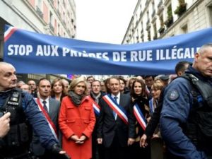 شاركت رئيسة الحكومة الاقليمية لمنطقة باريس فاليري بيكريس في مسيرة احتجاجية على اداء المسلمين للصلاة في الشارع في بلدة كليشي في شمال باريس
