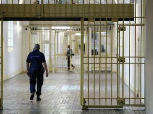 مأمور داخل احد سجون فريسن بالقرب من باريس

