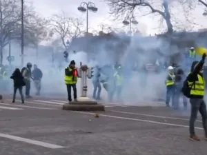 الشرطة تتصدى للسترات الصفراء في باريس بالغاز ومدافع المياه