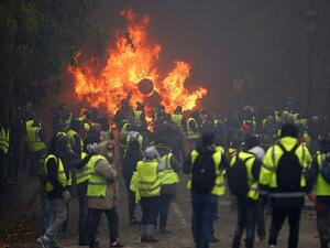 متظاهرون يرتدون السترات الصفراء في باريس
