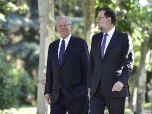 الرئيس البيروفي بيدرو بابلو كوتشينسكي (يسار) مع رئيس الوزراء الاسباني ماريانو راخوي في مدريد

