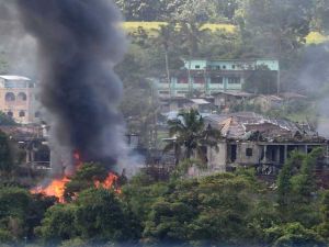 القوات الفلبينية تستأنف الهجمات الجوية ضد المسلحين الإسلاميين 