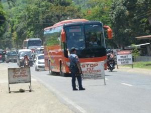 حاجز للشرطة الفيليبينية على طريق سريع في مدينة ايليغان بجزيرة مينداناو جنوب البلاد

