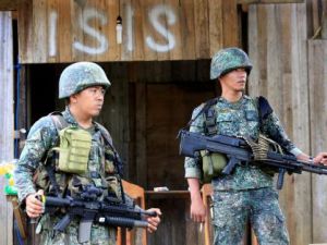 جنديان مشاركان في القتال ضد متشددين إسلاميين في مدينة ماراوي بجنوب الفلبين
