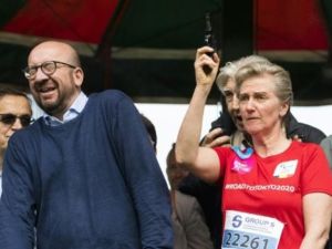 الأميرة أستريد تطلق طلقة البداية قرب أذن رئيس الوزراء البلجيكي شارل ميشال في بروكسل 
